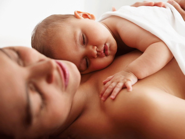 Da kề da” là phương pháp bổ sung giúp hạ sốt ở trẻ em. Mẹ đã biết chưa?
